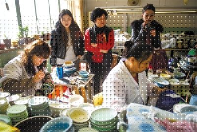 昨日，游客在觀看景泰藍制作。