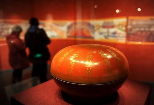 1月15日，清宮舊藏“燕喜同和”款礬紅地金彩雙“喜”字圓盒在首都博物館展出。新華社記者 羅曉光 攝