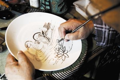 用鉆石刀刻瓷就像用畫筆作畫一樣，“持刀如持筆”。