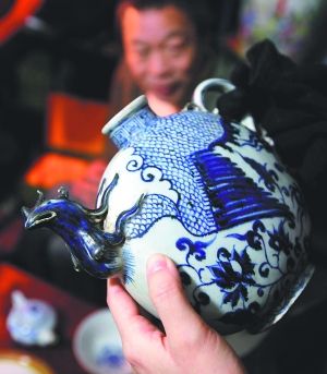 “樊家井”是景德鎮(zhèn)中低端仿品生產(chǎn)和批發(fā)基地，圖為仿元青花鳳首壺。